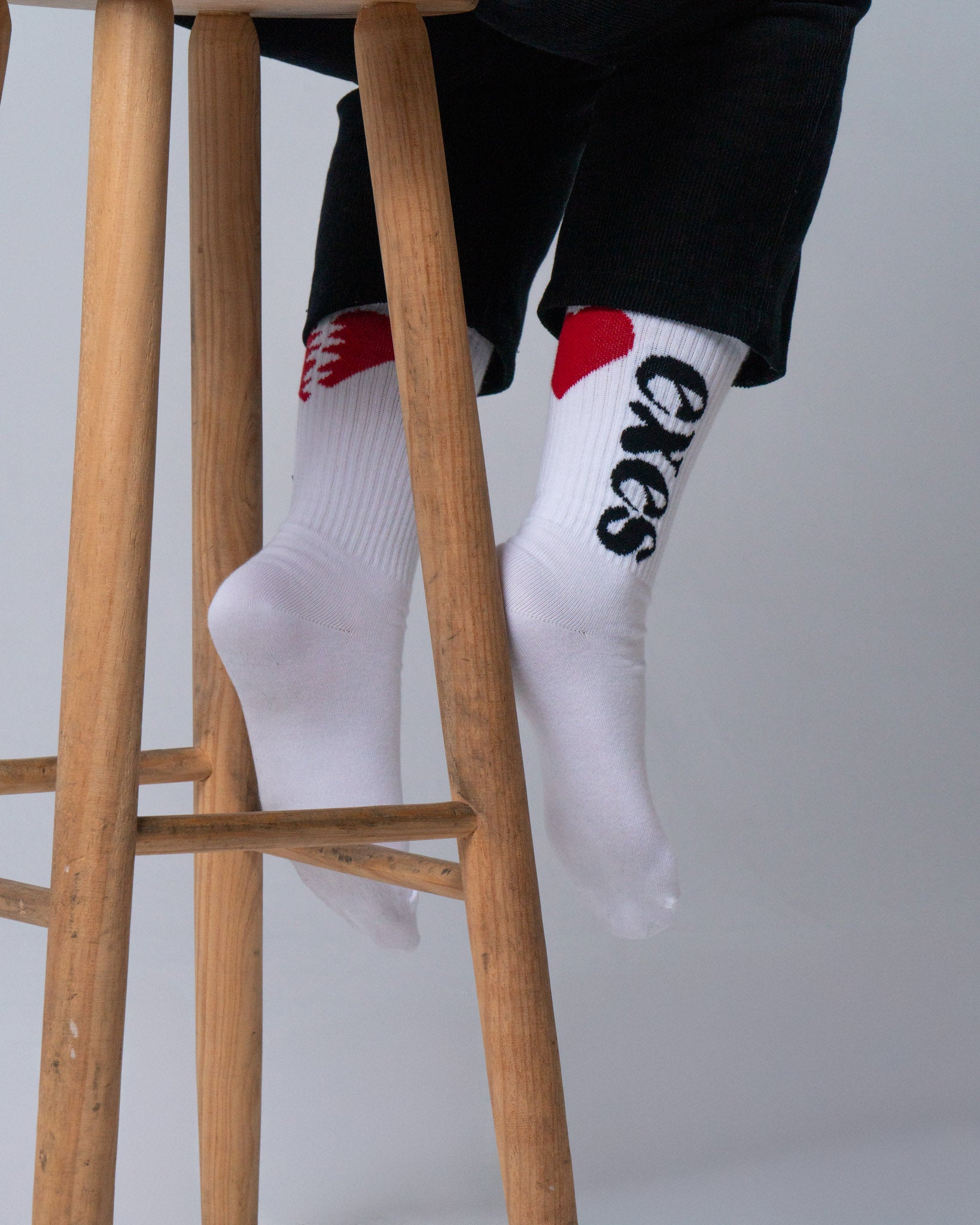 calcetines de exes apoyados en un taburete