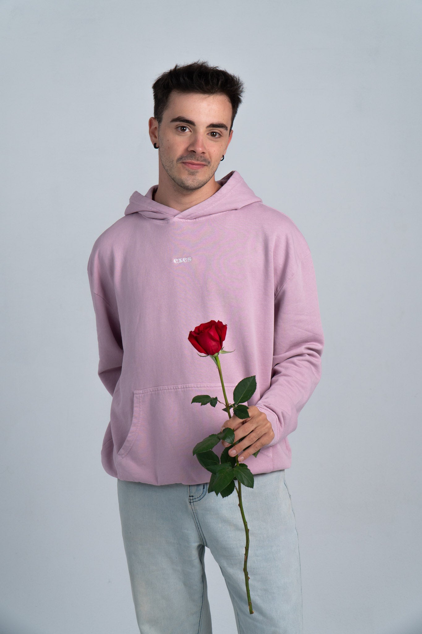 sudadera rosa con el diseño more love, less ghosting