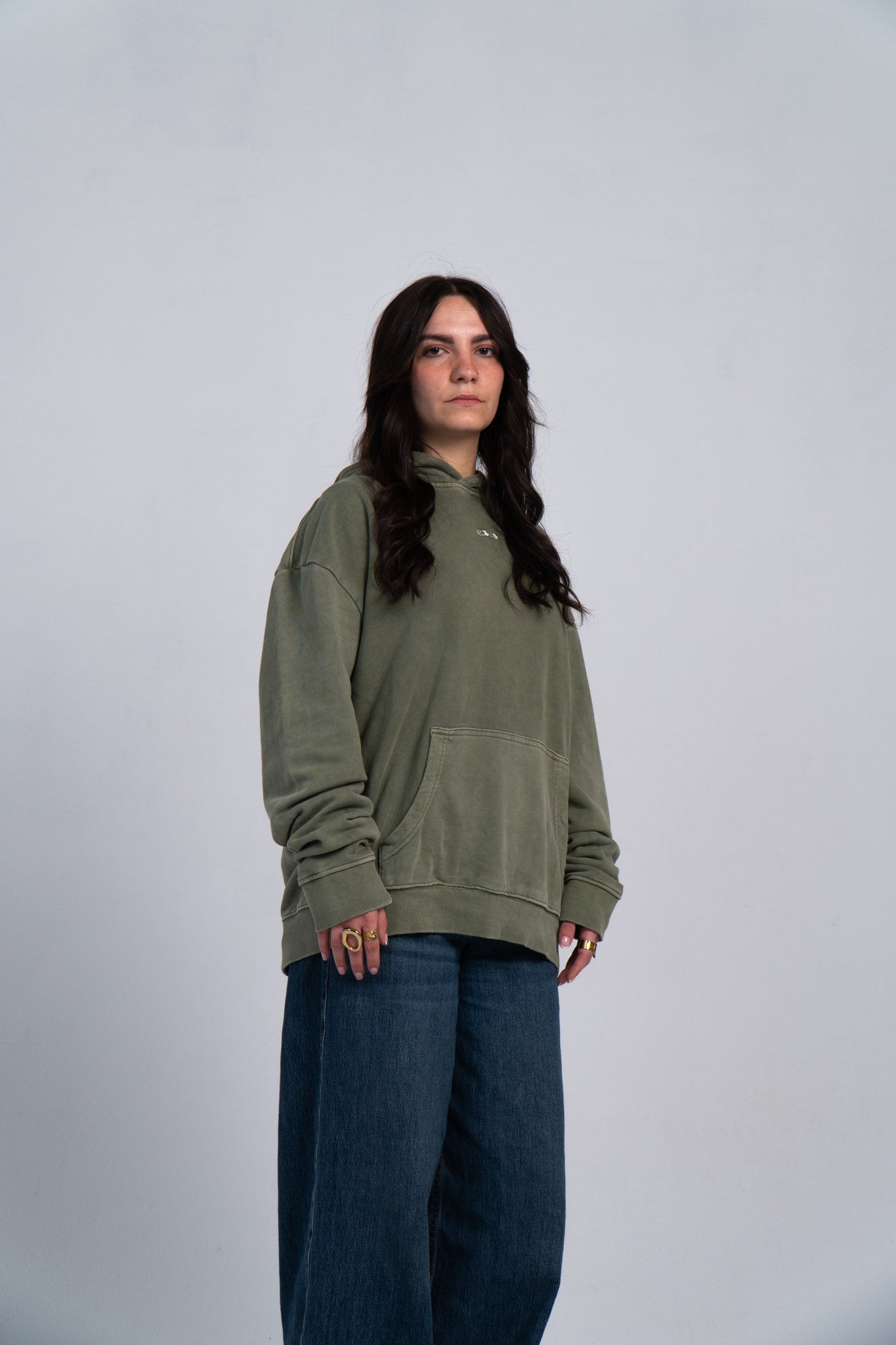 Sudaderas verde con el diseño more love, less ghosting