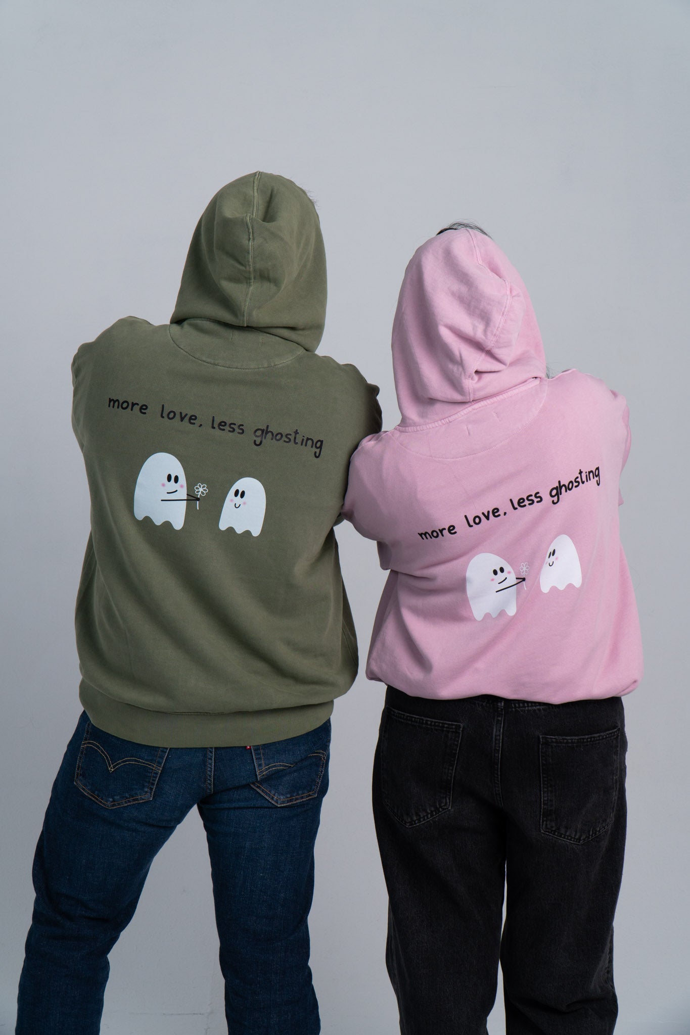 Sudaderas rosa y verde con el diseño more love, less ghosting