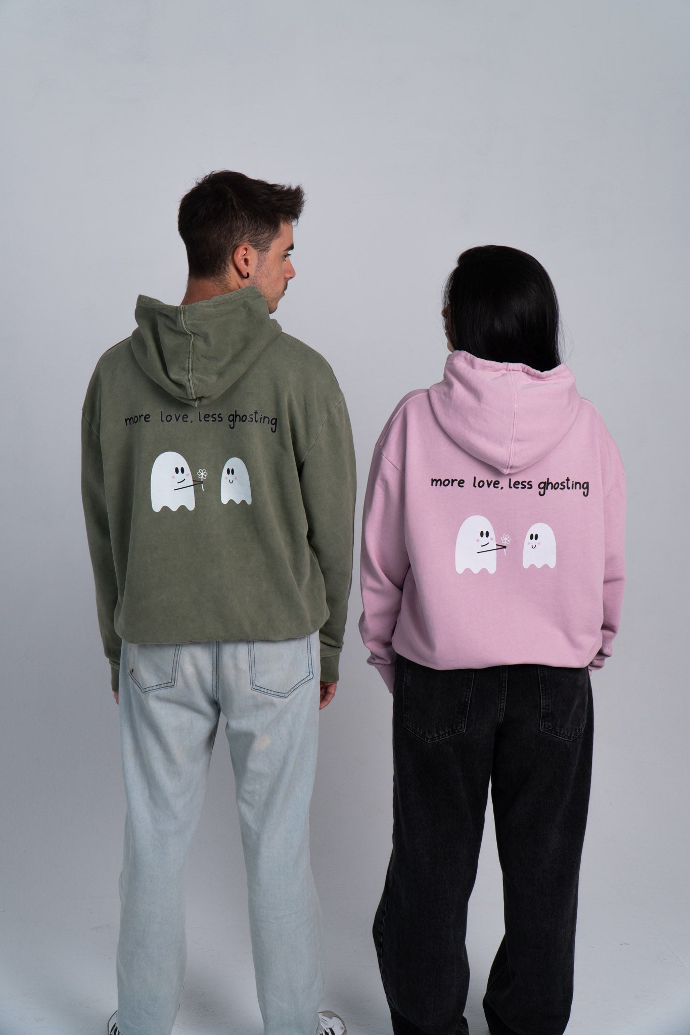 Sudaderas rosa y verde con el diseño more love, less ghosting
