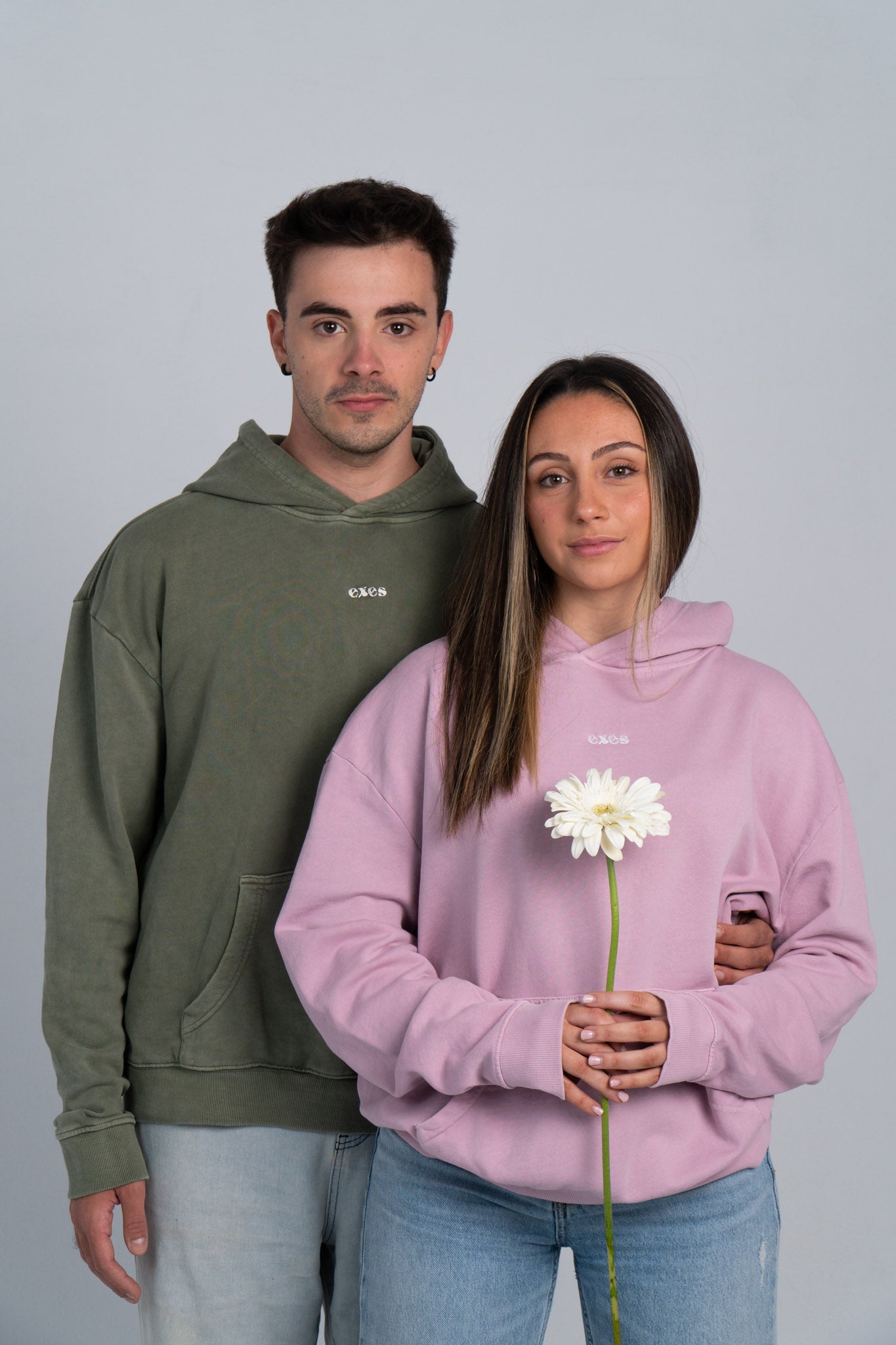 Sudaderas rosa y verde con el diseño more love, less ghosting